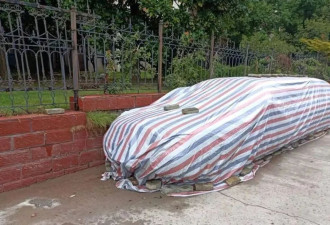 “最贵僵尸车”挪窝：街头停了数年的豪车被移到小路上
