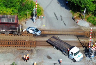 太惨了！大温连续两天“火车撞汽车”！有人当场死亡!