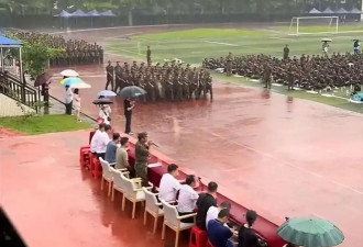 广西中学军训暴雨中坚持会操 校方：学生要求不离场