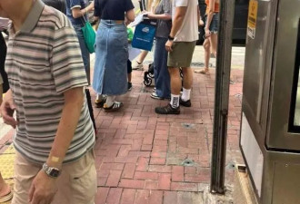 TVB“亿万驸马”街头做慈善，曾被岳父骂是戏子