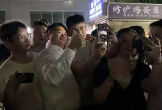 刘强东吃大排档，用塑料大碗喝散装白酒