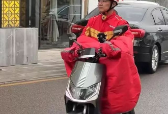 刘强东吃大排档，用塑料大碗喝散装白酒