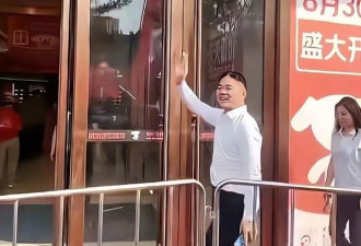 刘强东吃大排档，用塑料大碗喝散装白酒