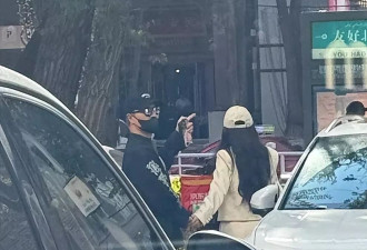 汪峰七夕给女友买珠宝，两人十指相扣坐电梯