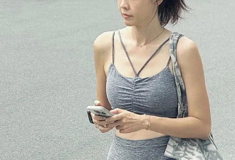 46岁李艾在阿那亚被偶遇，她穿着紧身衣，身材很棒，像28岁的女孩