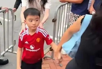奚梦瑶接娃放学，大儿子正脸曝光，遗传妈妈好基因，又高又帅