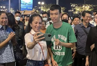 “苦情”首相白了头 首相夫人碧占莫妮走向台前
