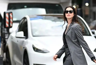 安妮·海瑟薇摔跤，踩断高跟鞋也优雅！20年后却变“穿Zara女魔头”？