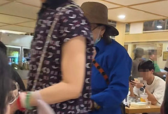 李玟二姐和妈妈回武汉，87岁妈妈背爱马仕包