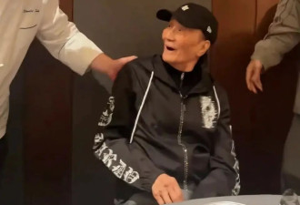 45岁谢霆锋与父母一起庆生,儿子考上剑桥双喜...