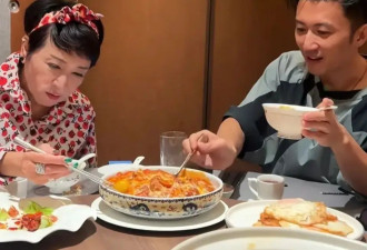 45岁谢霆锋与父母一起庆生,儿子考上剑桥双喜...