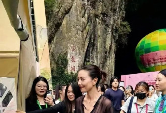 事实证明，高圆圆的美是经得住时间考验的！一身黑裙，照样很明艳