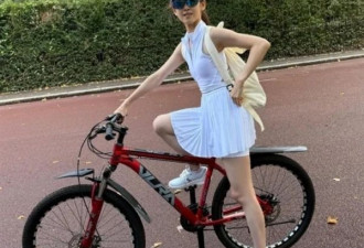 章泽天新照曝光：穿网球服骑单车少女感满满