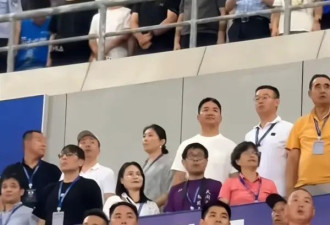 章泽天新照曝光：穿网球服骑单车少女感满满