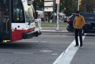 印度学生当街堵路：TTC不让上车，谁也别走