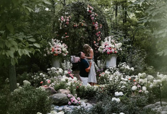 泰勒丝结婚如“美国版皇室婚礼” 复古大钻戒带新潮流