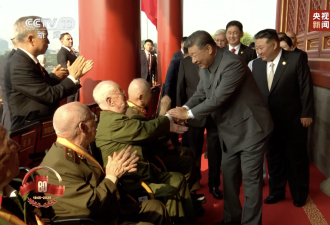 致敬英雄！习近平与天安门城楼观礼席的抗战老兵亲切握手