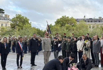 法国华人凯旋门下献花，纪念抗日战争胜利80周年