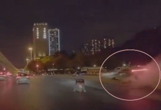 广州车撞路人酿至少6伤 目击者:有个小孩在车底