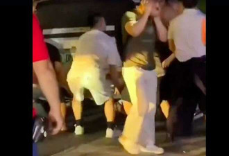 广州车撞路人酿至少6伤 目击者:有个小孩在车底