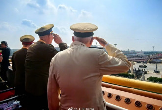 真的泪目！老战士起身敬礼场面看哭了....