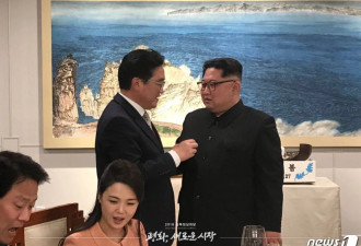 韩国国会议长与朝鲜劳动党总书记金正恩握手交谈