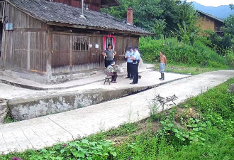 重庆反共标语：一场监控天网下的抗议与行为艺术