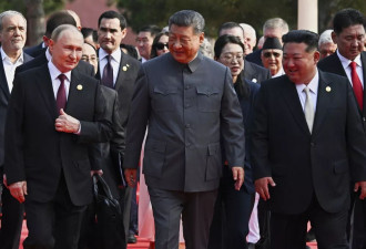 金正恩“脱下中山装”与习阅兵 韩媒：超越祖父金日成