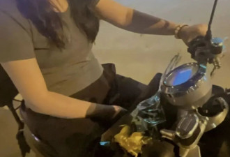 “脱下西装 骑上电驴” 跑外卖的中国白领们