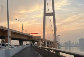 “脱下西装 骑上电驴” 跑外卖的中国白领们