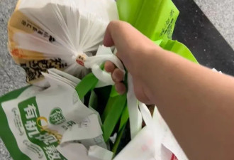 “脱下西装 骑上电驴” 跑外卖的中国白领们