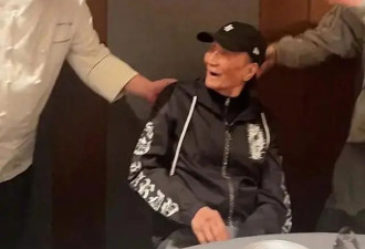 考古|89岁谢贤现身依旧时髦！与小49岁女友分手后开搞事业，疑已交代后事的他太潇洒