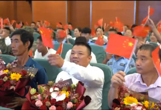 阅兵仪式上"刘老庒连"旗帜上的"庒"为什么多一点?
