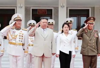金正恩携女儿访华，女儿穿搭黑色西装太飒，脸蛋肉嘟嘟的很可爱