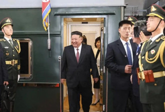 金正恩携女儿访华，女儿穿搭黑色西装太飒，脸蛋肉嘟嘟的很可爱