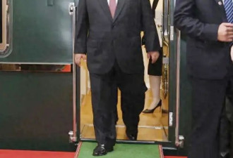 金正恩携女儿访华，女儿穿搭黑色西装太飒，脸蛋肉嘟嘟的很可爱
