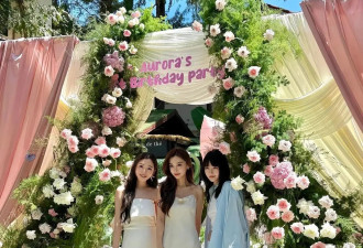 杨颖离婚后情商变高，穿吊带裙参加生日宴，合影把高定珠宝藏身后