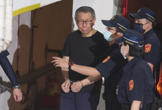 柯文哲痛哭控民进党抄家，一年睡在马桶旁