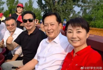 唐国强与刘劲观礼，二人曾多次饰演毛泽东,周恩来