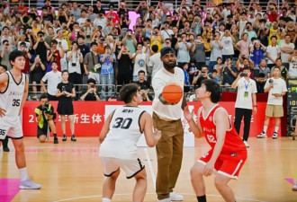 NBA球员詹姆斯现身上海交大 为篮球表演赛开球