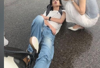 女子给被撞倒男孩撑伞 网友却被男孩颜值惊呆