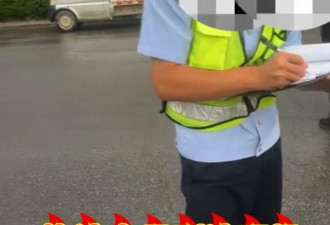 女子给被撞倒男孩撑伞 网友却被男孩颜值惊呆