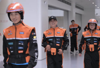 一千年后，外卖骑士再次穿上了制服