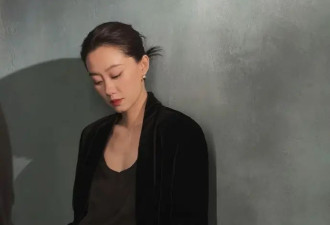 被38岁张小斐“帅到”，穿丝绒西装套装+大背头，简单帅气又高级