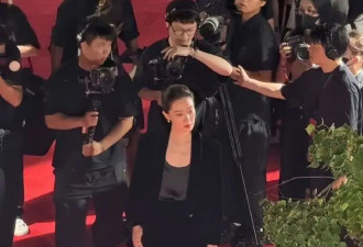 被38岁张小斐“帅到”，穿丝绒西装套装+大背头，简单帅气又高级