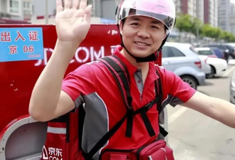 刘强东和乡亲大排档喝酒，章泽天打网球变学生！大佬夫妇为啥接地气了？
