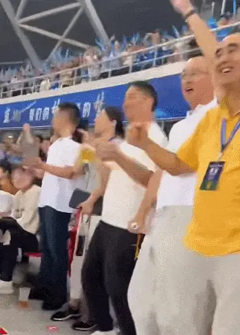 刘强东和乡亲大排档喝酒，章泽天打网球变学生！大佬夫妇为啥接地气了？