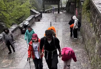 最新的“擦边”方式，居然是“陪着爬山”？