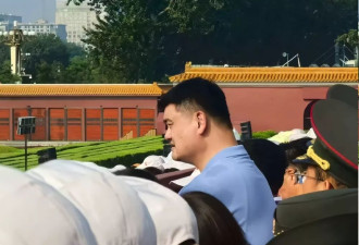 20位明星现场看阅兵：张明敏唱中国心，唐国强也来了