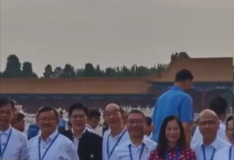 20位明星现场看阅兵：张明敏唱中国心，唐国强也来了